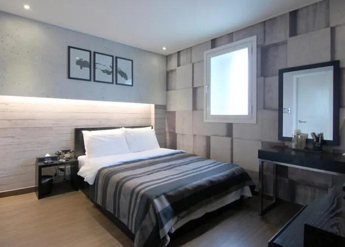 Zum Hotel