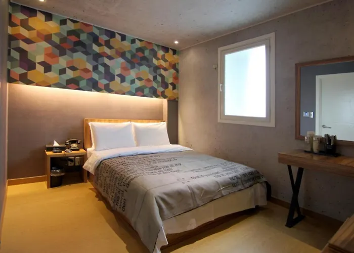 Zum Hotel