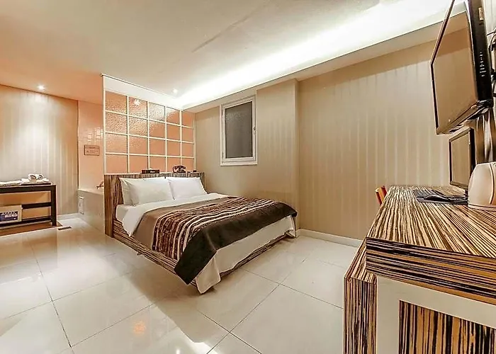Zum Hotel