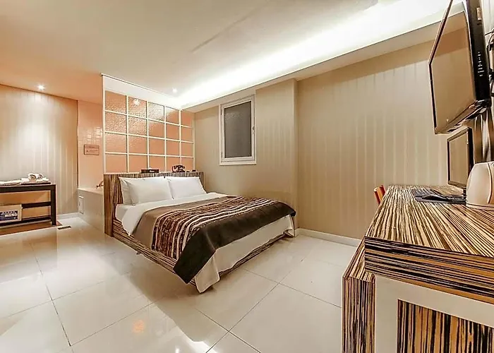 Zum Hotel